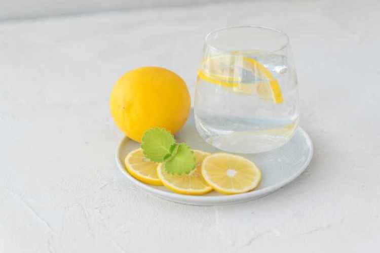 bicchiere-con-acqua-e-limone-iFood.it_Tigulliovino.it