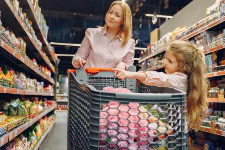 ### I supermercati: la comodità di trovare tutto in un unico luogo e la sfida del risparmioI supermercati rappresentano ormai una presenza imprescindibile nella vita quotidiana di milioni di persone. Offrono la possibilità di acquistare tutto ciò di cui abbiamo bisogno, dagli alimenti ai prodotti per la casa, in un unico luogo. Questa comodità ha trasformato il modo di fare la spesa, semplificando la gestione delle necessità familiari e riducendo il tempo speso tra un negozio e l'altro. Non è solo la vasta gamma di prodotti a rendere i supermercati così attraenti, ma anche la loro capacità di offrire promozioni e sconti che attirano consumatori sempre più attenti al risparmio. Oggi, la ricerca del miglior affare è una delle principali preoccupazioni dei consumatori. Volantini, app di sconti e promozioni personalizzate sono strumenti utilizzati quotidianamente per cercare di ridurre il costo della spesa. Questa attenzione verso il risparmio ha spinto molti a fare confronti tra le diverse catene, cercando di capire dove sia possibile ottenere il miglior rapporto qualità-prezzo. ### Quali sono i supermercati più convenienti secondo Altroconsumo In un contesto in cui la convenienza è diventata un fattore determinante per la scelta del supermercato, Altroconsumo ha condotto una rilevazione su 1.140 punti vendita in 65 città italiane, esaminando 126 categorie di prodotti. L'indagine ha evidenziato come il modo di fare la spesa sia cambiato, riflettendo diverse abitudini di consumo. Alcuni consumatori preferiscono acquistare solo prodotti di marca, mentre altri optano per una spesa mista, includendo anche prodotti con il marchio del supermercato o quelli più economici. Nella classifica dedicata alla spesa mista, che comprende prodotti di marca, del supermercato e a basso costo, Famila Superstore si posiziona al primo posto con un indice di 100, seguito da Conad e Pam, entrambi con un indice di 104. Al contrario, Carrefour Market si trova all'ultimo posto con un indice di 111, indicativo di prezzi mediamente più alti rispetto alle altre catene. Se si considera invece una spesa composta esclusivamente da prodotti di marca, Bennet emerge come la catena più conveniente con un indice di 100. A seguire troviamo Esselunga, Esselunga Superstore e Famila Superstore, tutte con un indice di 101. Anche in questa categoria, Carrefour Market occupa l'ultima posizione con un indice di 108, confermando una tendenza verso prezzi più elevati. ### Dove conviene fare la spesa e quanto si può risparmiare Per chi cerca il massimo risparmio, i discount rappresentano spesso la scelta migliore. Secondo Altroconsumo, Lidl è il discount più conveniente con un indice di 100, seguito da Eurospin con 101 e Aldi con 103. Altri discount come In’s e MD si posizionano poco più indietro con un indice di 104. Un altro aspetto interessante emerso dalla ricerca è la convenienza legata alla posizione geografica dei supermercati. La rivista ha infatti stilato una classifica per città, che risulta particolarmente utile per i consumatori. A Milano, ad esempio, il supermercato più economico è l'Iperal di Viale Fulvio Testi, seguito da Tigros di via Giambellino, entrambi più convenienti rispetto a grandi catene come Esselunga. Ma quanto si può risparmiare davvero facendo la spesa nel modo giusto? Altroconsumo ha calcolato che una coppia con due figli che spende mediamente 9.128 euro all'anno, come stimato dall’Istat, può risparmiare fino a 3.400 euro se sceglie il discount più economico per 12 mesi. Se la spesa si concentra su prodotti con marchio commerciale in ipermercati e supermercati, il risparmio si riduce a 2.800 euro. Infine, chi acquista solo prodotti di marca può risparmiare 430 euro all'anno, mentre una spesa mista permette una riduzione di circa 340 euro. acquisti--iFood.it-Tigulliovino.it